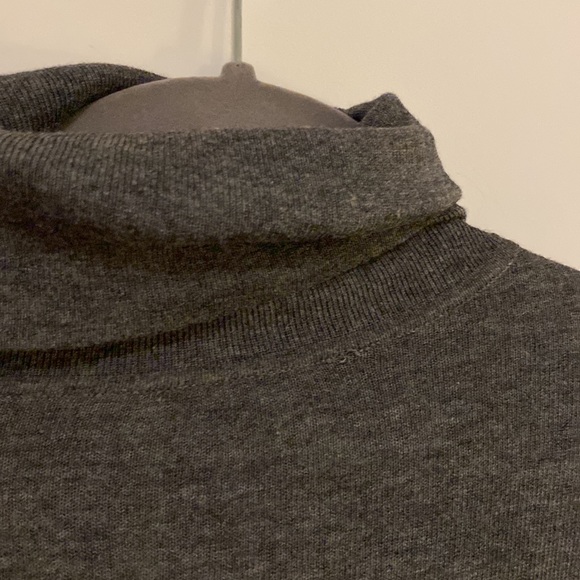 Vince Gray Mercerized Wool Blend Drop Shoulder Exposed Seam Turtleneck - Picture 4 of 6